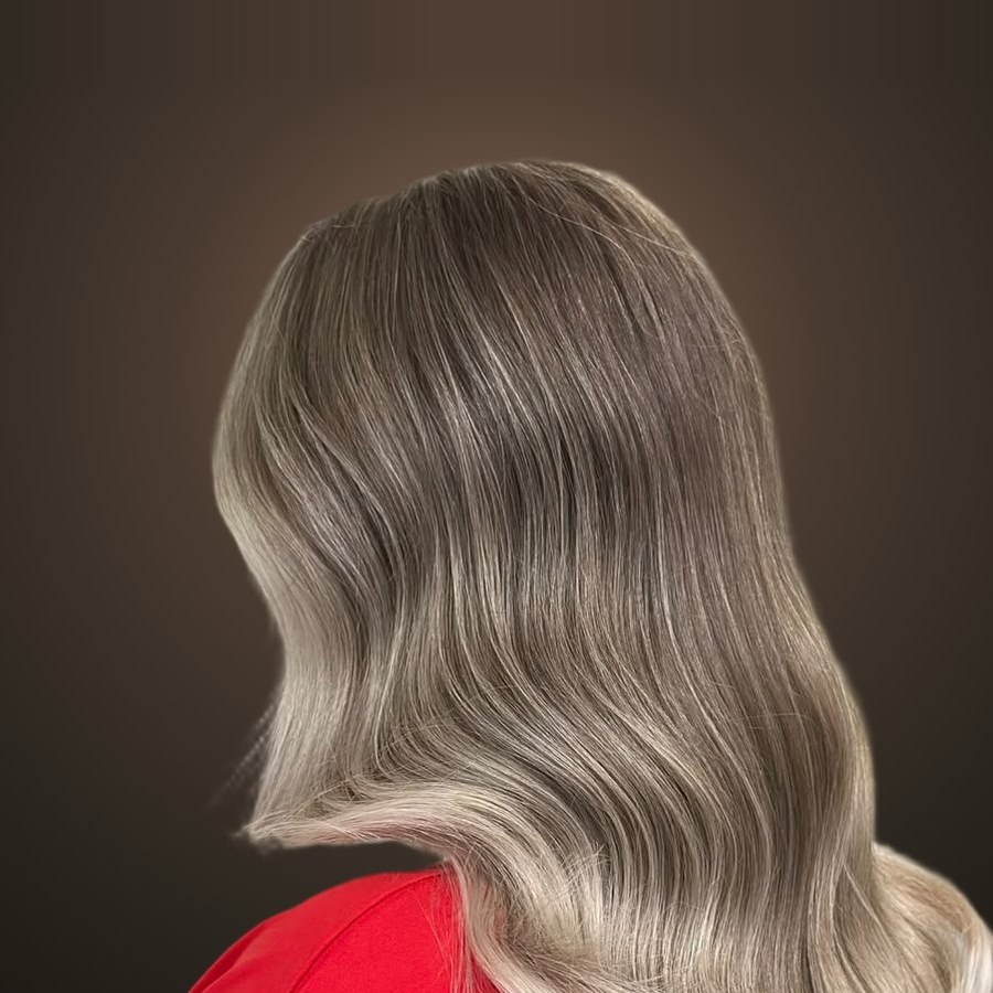 Vopsit balayage cu unde blond-cenușiu