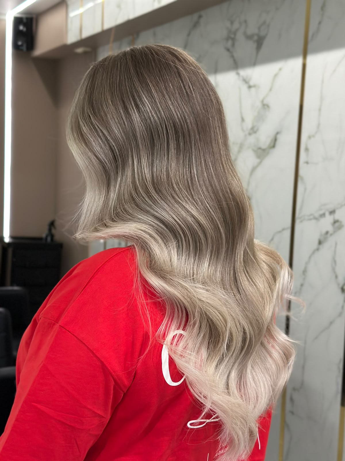 Vopsit balayage cu unde blond-cenușiu