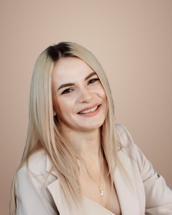 Nelea Chirileac, manichiuristă la Theodora Beauty Concept