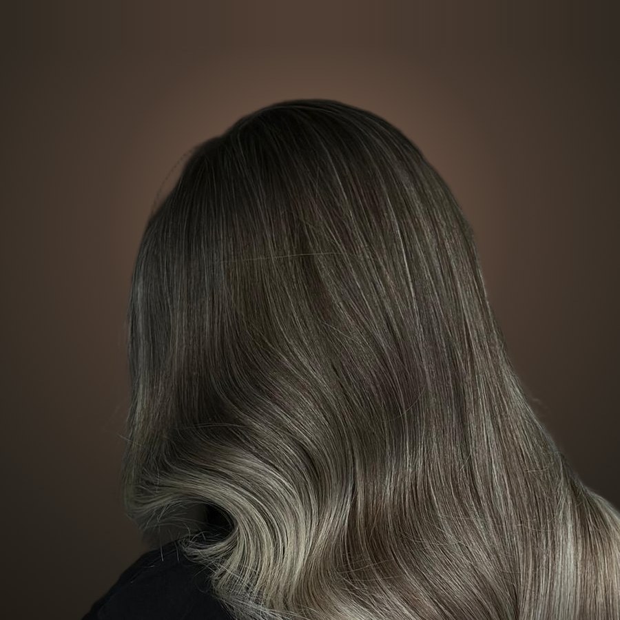 Balayage blond cenușiu pe păr lung ondulat