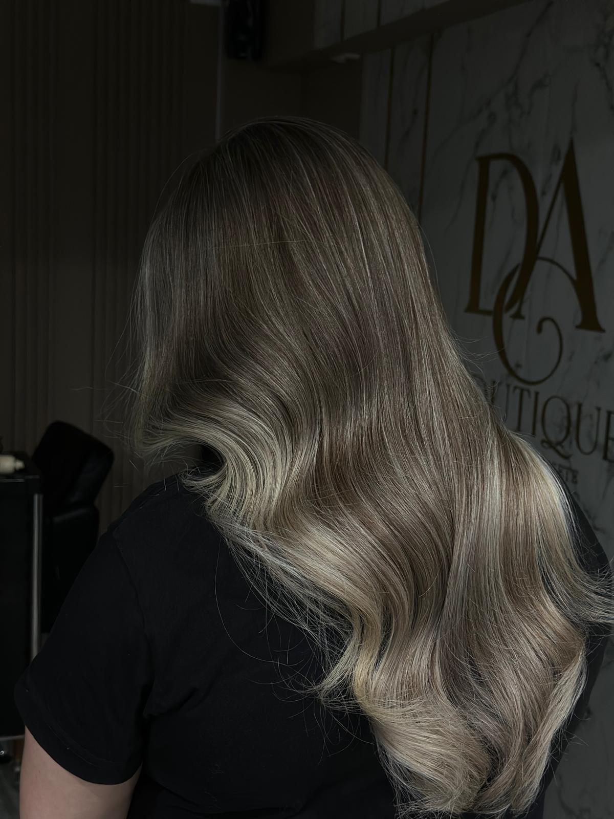Balayage blond cenușiu pe păr lung ondulat