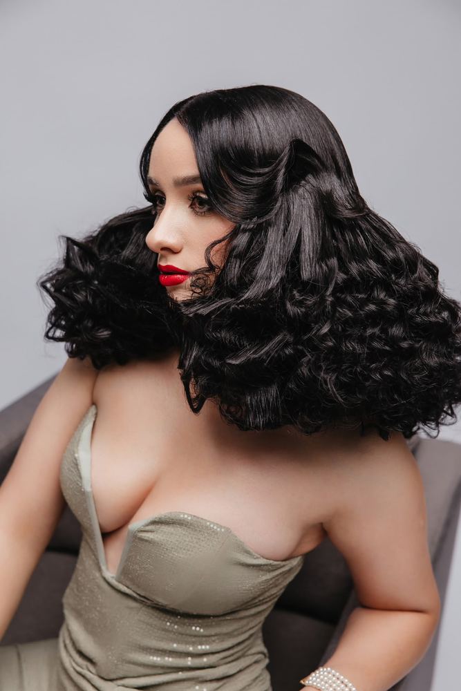 Bucle negre voluminoase pe păr lung, look de competiție
