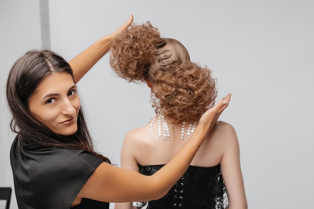 Stilista alături de model la finalul probei de concurs