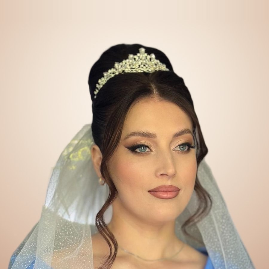 Look de mireasă cu tiara și voal