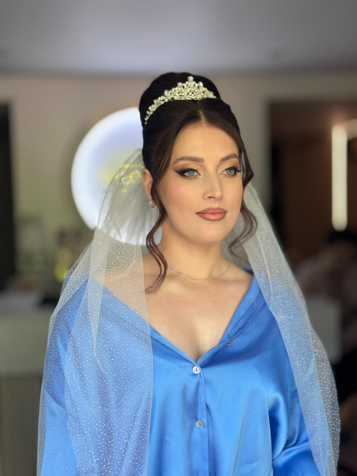 Look de mireasă cu tiara și voal