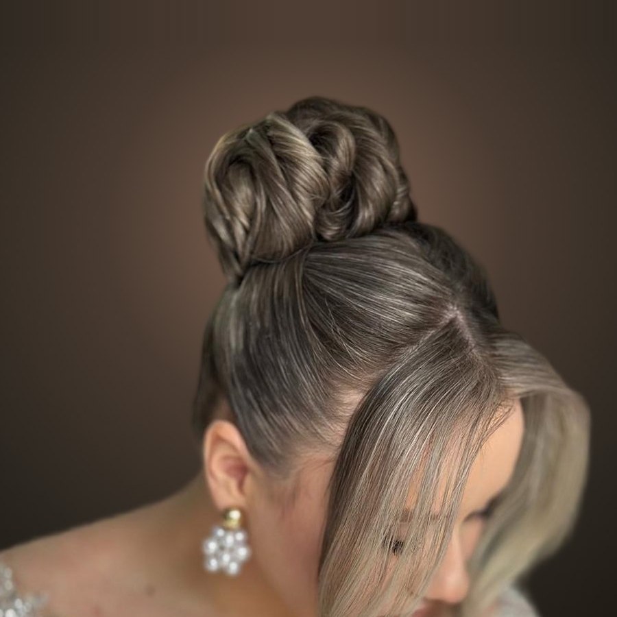 Coc înalt elegant cu machiaj pentru eveniment